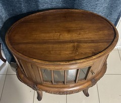 Vintage oval vitrine display cabinet / end table, Queen Anne style.