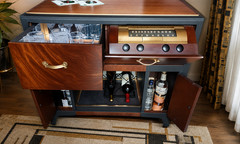 Elegant 1948 Vintage Mid Century Modern RCA Radio/Phono Bar Cabinet Conversion