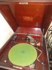 Atq 1922 Mahogany Victor Victrola VV-100 Record Player And Footed Cabinet Works!