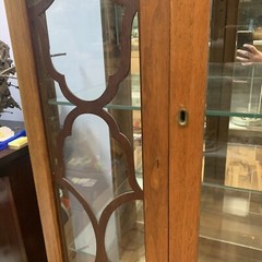 ATQ 1913 Hand Carved Mahogany Wood & Glass 62″ Fret Cabinet w/ Light + 3 Shelves