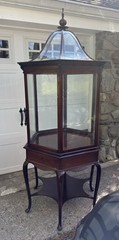 VICTORIAN INLAID MAHOGANY OCTAGON STEEPLE SHOWCASE