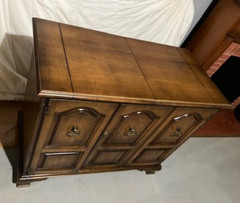 VTG (60’s) FLIP TOP DRY BAR CABINET W/GLASS SET /CASTERS / WINE RACK – ORIG OWNR