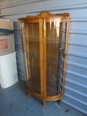 VTG OAK CURIO W/BOWED GLASS FRONT DECORATIVE ACCENTS