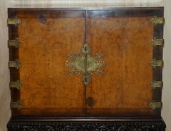 ANTIQUE BURR WALNUT LION HAIRY PAW FEET DRINKS CABINET WILLIAM & MARY STYLE