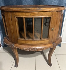 Vintage oval vitrine display cabinet / end table, Queen Anne style.
