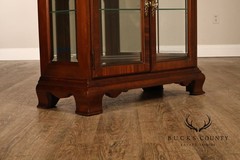 Thomasville Mahogany Chippendale Style Lighted Curio Display Cabinet
