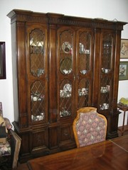 China cabinet manufactured in 1965. Excellent condition. Traditional design.