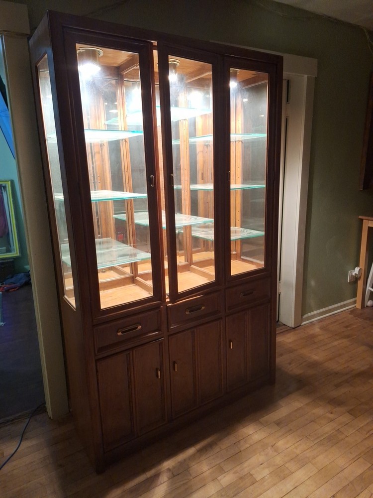 Thomasville China Cabinet 8 Thick Glass Shelves Lighting 78x48x15