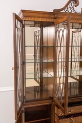 68209: HENREDON Rittenhouse Square Mahogany Breakfront China Cabinet