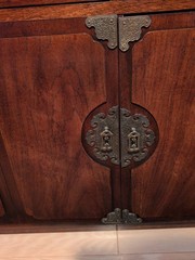 Thomasville Huntley Collection Dark Wood China Cabinet w/ Beveled Glass Doors
