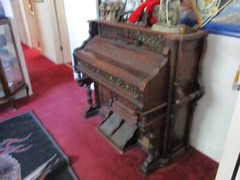 ANTIQUE VICTORIAN WALNUT CLOGH & WARREN PUMP ORGAN. VG TO EXC COND. W/C PICKUP