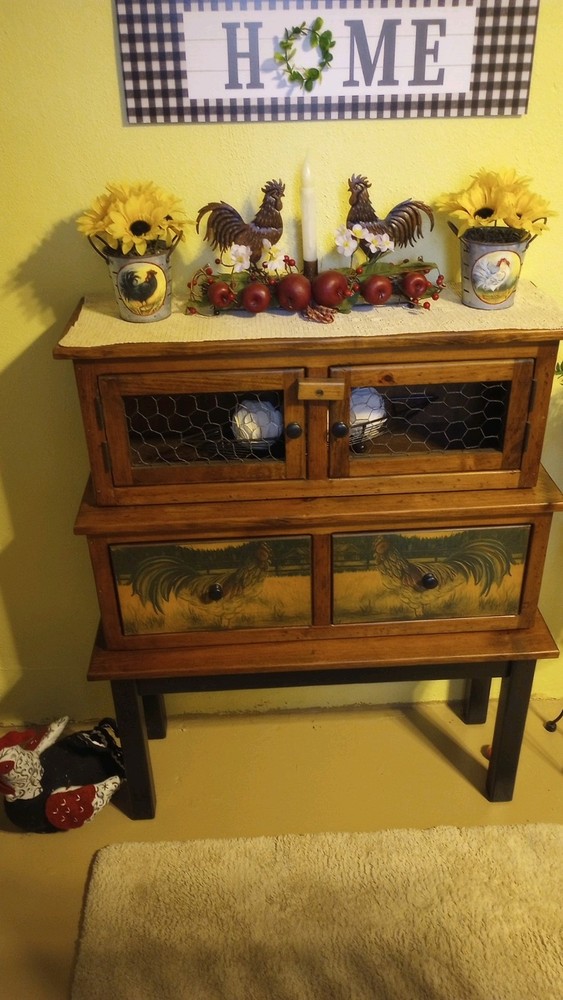 Beautiful Rooster Cabinet, the size is 11 bottom 10 middle 91/2 top and 38 high