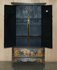 CHINESE EXPORT CHINOISERIE CIRCA 1920 PAINTED LACQUERED WEDDING CABINET WARDROBE