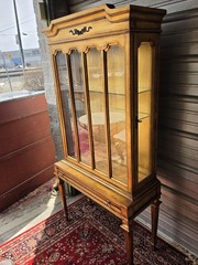 Vintage Weiman Italian Hollywood Regency Style Gilded Display Cabinet. Gold leaf