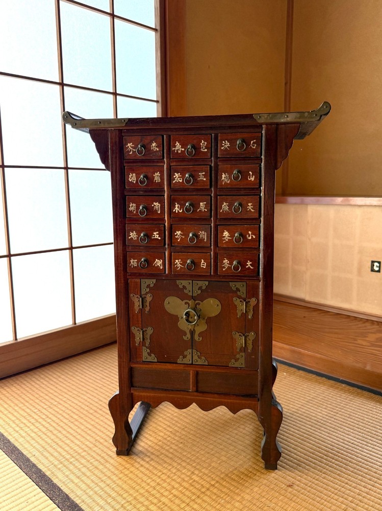 antique Japanese apothacary chest of drawers / cabinet