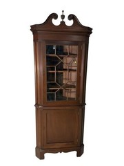 BIGGS SOLID MAHOGANY COLONIAL CORNER CABINET