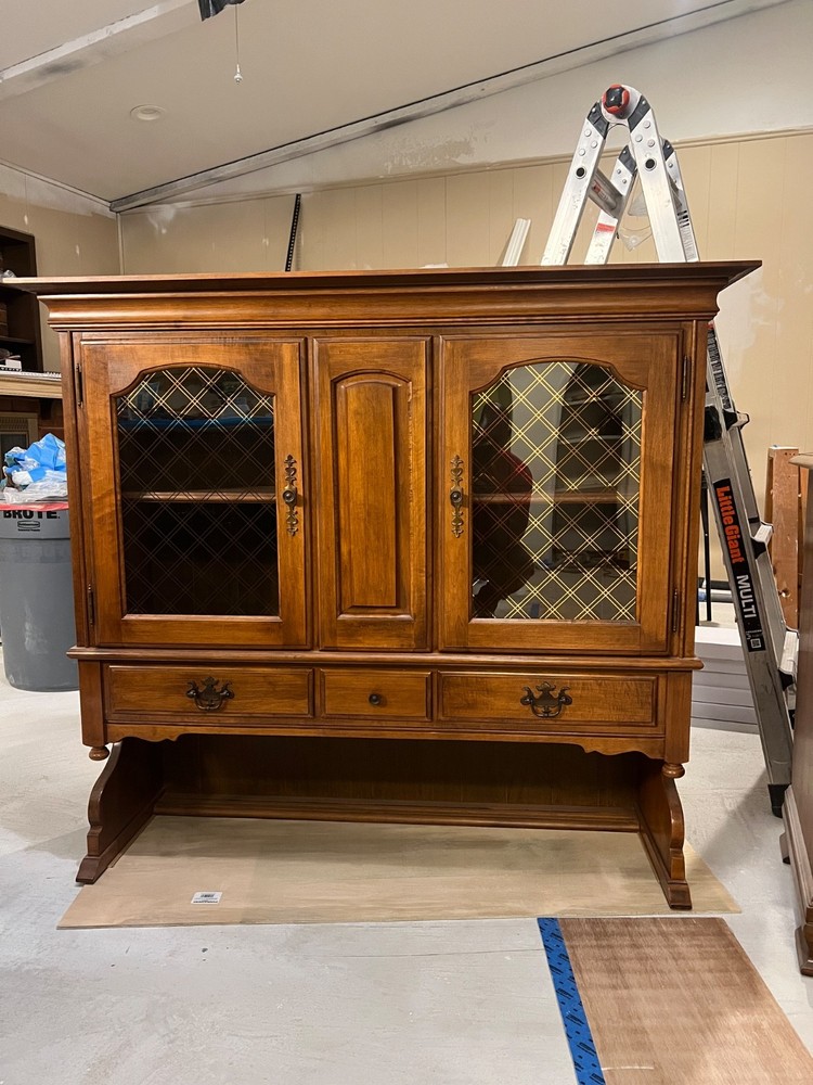1826 mid century maple hutch 2 glass 2 wood doors 2 drawer excellent comfort