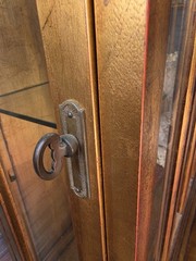 Vintage Weiman Italian Hollywood Regency Style Gilded Display Cabinet. Gold leaf