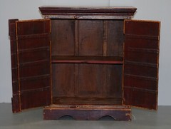 LOVELY CIRCA 1900 ORIENTAL HAND PAINTED SIDE CUPBOARD BOOKCASE METAL STRAP WORK