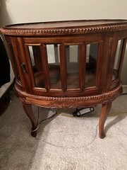 Vintage oval vitrine display cabinet / end table. Queen Anne style,-double door
