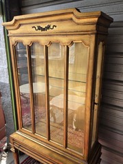 Vintage Weiman Italian Hollywood Regency Style Gilded Display Cabinet. Gold leaf