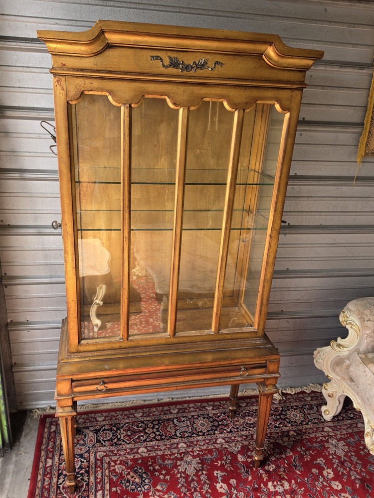 Vintage Weiman Italian Hollywood Regency Style Gilded Display Cabinet. Gold leaf