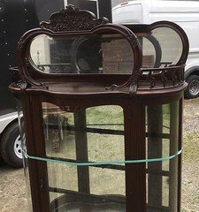 CARVED ART NOUVEAU MAHOGANY SERPENTINE DOOR CHINA CABINET