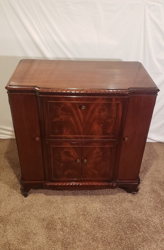 1948 RCA Victrola Crestwood Cabinet only. Crotch Mahogany Bourbon Bar?