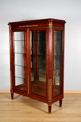 Mercier Frères Paris – Louis XVI mahogany and gilded bronze display case