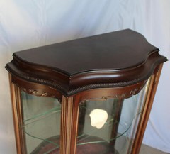 Antique Mahogany Curio Cabinet – Serpentine Glass – Original finish