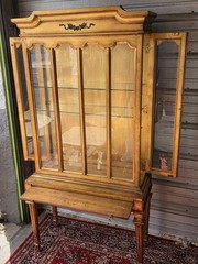 Vintage Weiman Italian Hollywood Regency Style Gilded Display Cabinet. Gold leaf