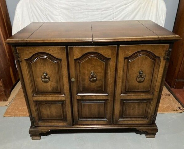 VTG (60’s) FLIP TOP DRY BAR CABINET W/GLASS SET /CASTERS / WINE RACK – ORIG OWNR