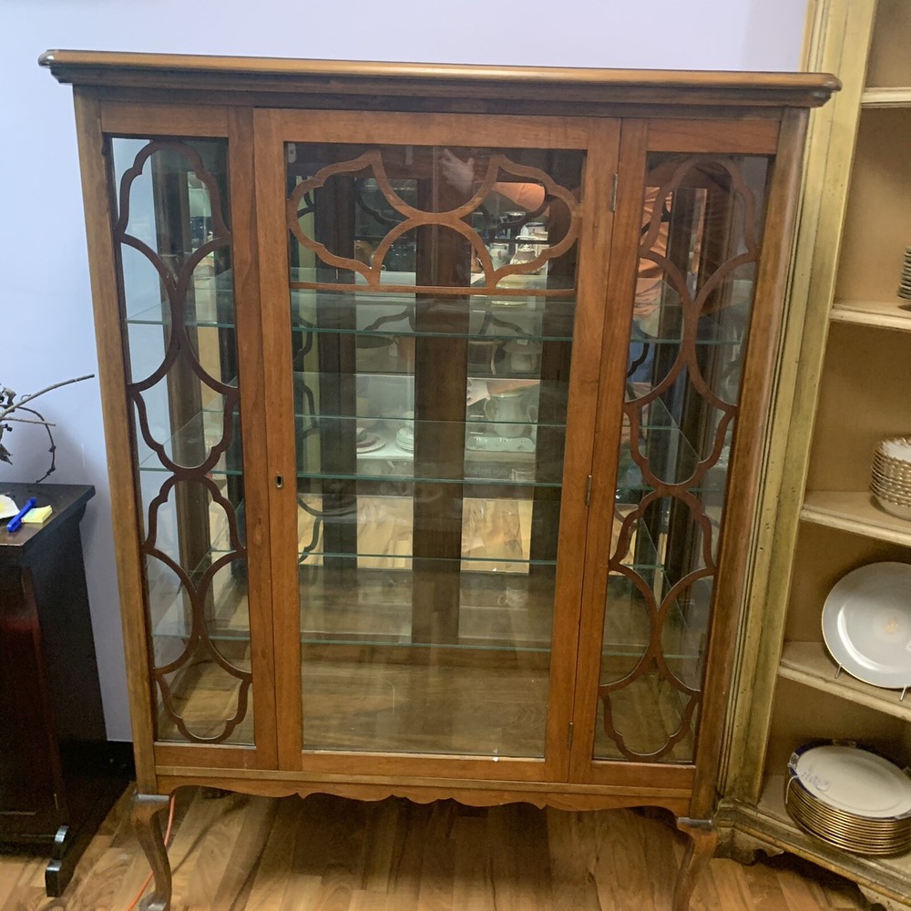 ATQ 1913 Hand Carved Mahogany Wood & Glass 62″ Fret Cabinet w/ Light + 3 Shelves