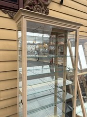 67295 HOWARD MILLER Curio China Cabinet with Plate Glass Shelves