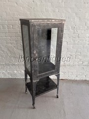 ANTIQUE VINTAGE 1940s MEDICAL STEEL CABINET W/ 3 GLASS SHELVES. MUST SEE !!!