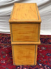 19TH C NEW ENGLAND PINE GRAIN MUSTARD PAINTED COMMODE / LIFT TOP BLANKET BOX