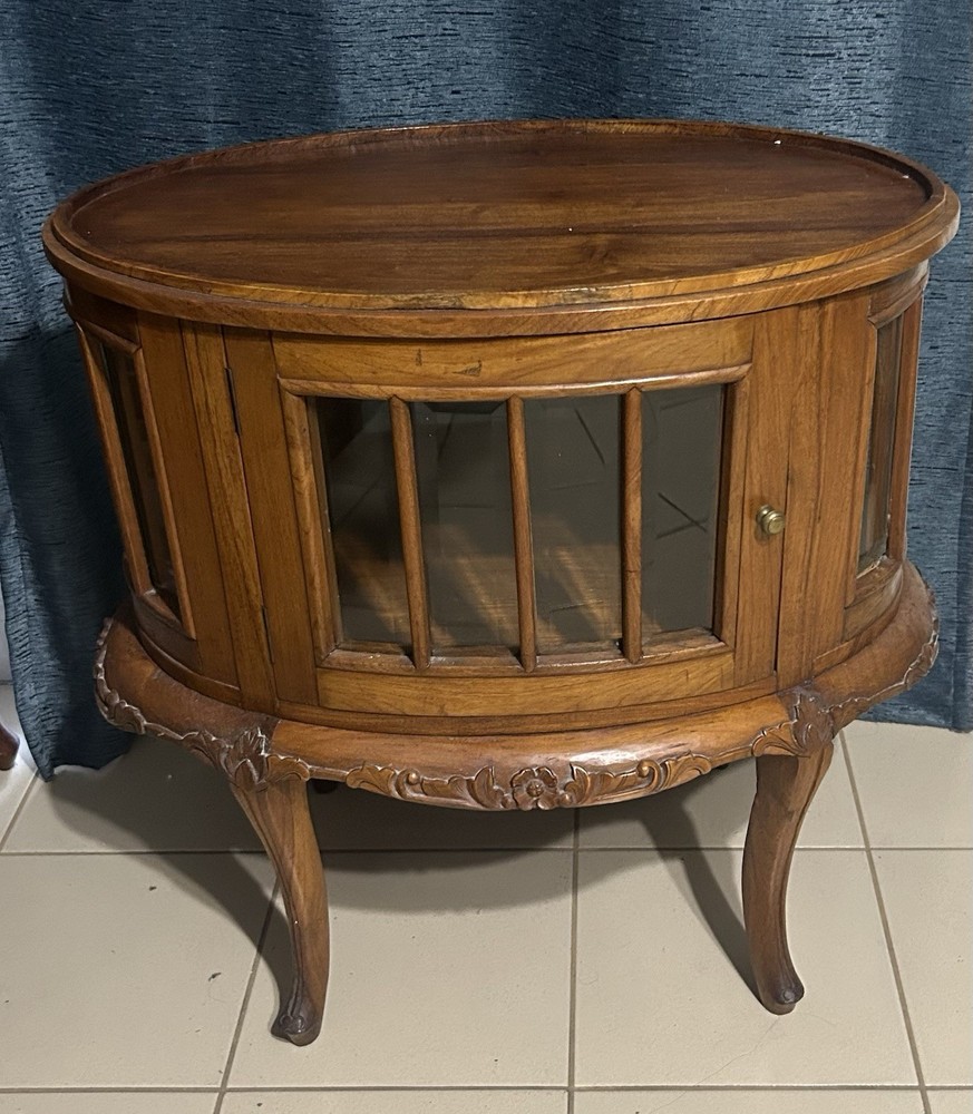 Vintage oval vitrine display cabinet / end table, Queen Anne style.