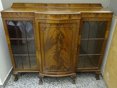 EXQUISITE ANTIQUE LATE 19c CHIPPENDALE REVIVAL MAHOGANY VENEER CHINA CABINET