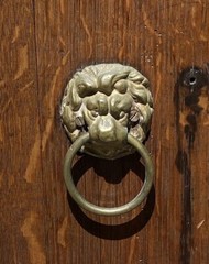 ANTIQUE GEORGE III OAK SPECIMEN OR VALUABLES CABINET WITH LION’S HEAD MOUNTS