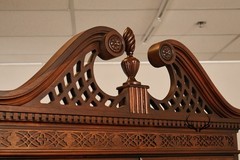 Thomasville Mahogany Chippendale Style Lighted Curio Display Cabinet
