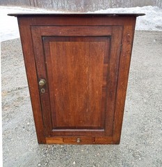 English oak hanging corner cabinet circa 1780 in its original finish fixed shelf
