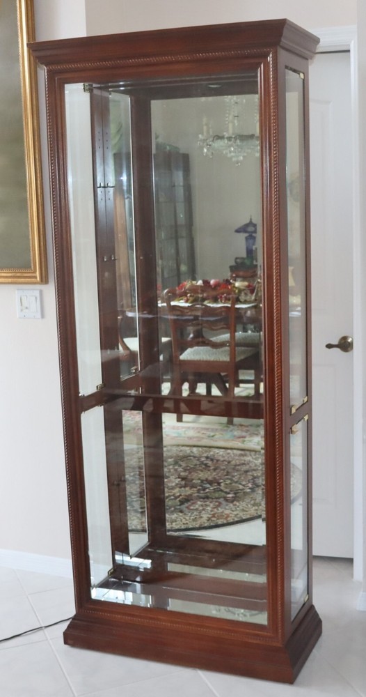Pulaski Lighted Curio Cabinet / display vitrine