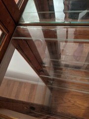 61606 Pulaski Oak Curio China Cabinet w/Plate glass shelves.