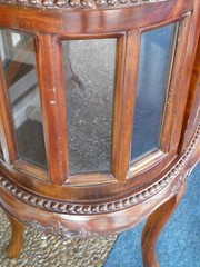 VNTG BEADED EDGE MAHOGONY WOOD & DUAL GLASS DOORS DRY BAR WITH NESTED TOP TRAY