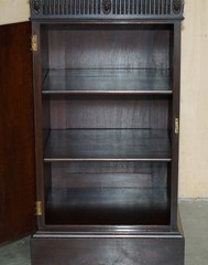 A PAIR OF ANTIQUE REGENCY ADAM REVIVAL FLAMED MAHOGANY PEDESTALS SIDE CABINETS