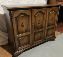 VTG (60’s) FLIP TOP DRY BAR CABINET W/GLASS SET /CASTERS / WINE RACK – ORIG OWNR