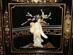STUNNING VINTAGE CHINESE CHINOISERIE GEISHA GIRLS LACQUER SIDE CABINET SOAPSTONE