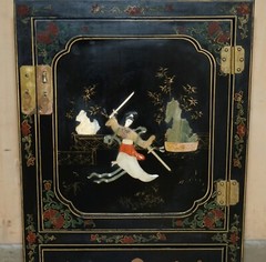 LOVELY VINTAGE CHINESE CHINOISERIE SAMURAI WARRIOR LACQUER SIDE CABINET SOAPSTON