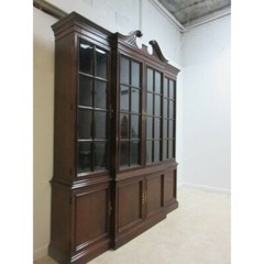 Hickory White illuminated china cabinet, mahogany.  Shipping paid by buyer.