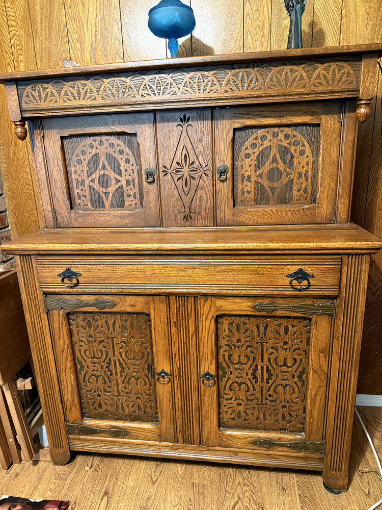 Beautiful vintage Wooden 2 pcs breakfront excellent condition ndition